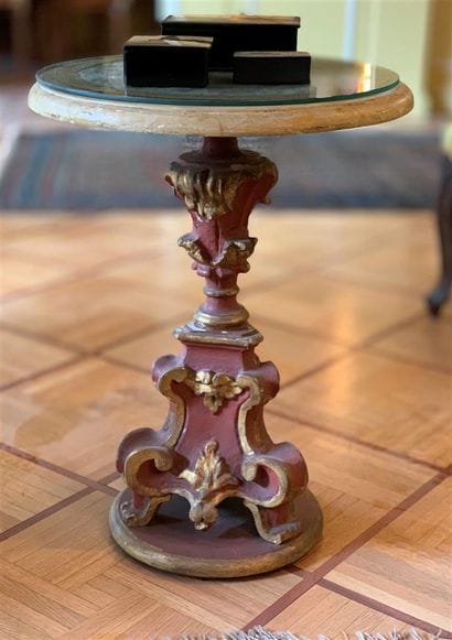 Paire de bouts de canapé en bois sculpté...