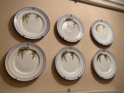 Six assiettes à dessert en faïence fine 

Circa...