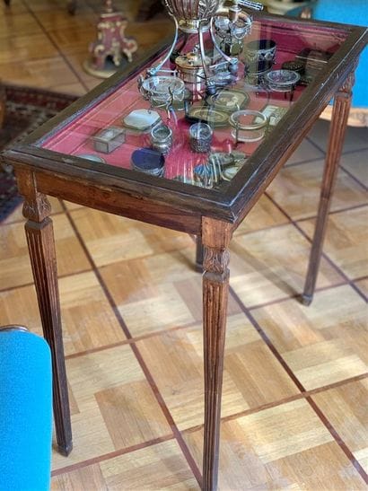 Table vitrine présentoir en bois mouluré...