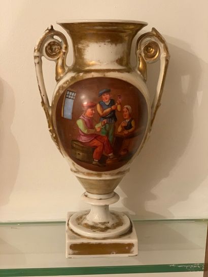 Paire de petits vases balustres en porcelaine...
