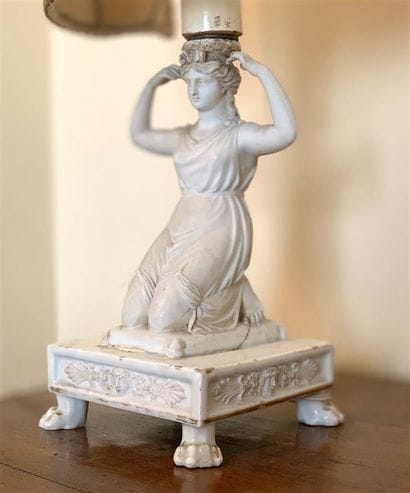 Bougeoir en biscuit et porcelaine blanche...