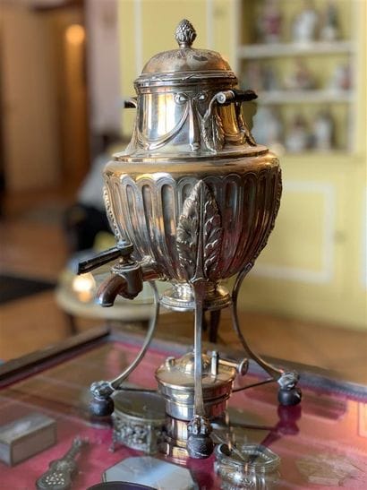Samovar en métal argenté de forme balustre...
