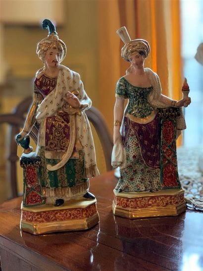 Deux flacons statuettes couverts en porcelaine...