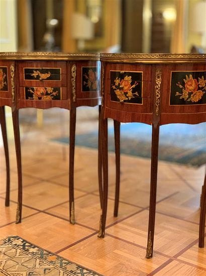 Paire de petites tables demi-lune en bois...