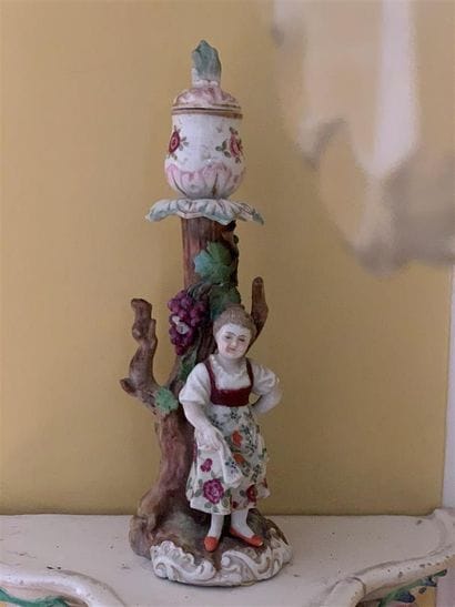 Bougeoir en porcelaine polychrome et dorée...