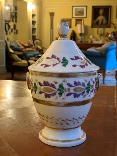 Pot couvert en porcelaine blanche à décor...