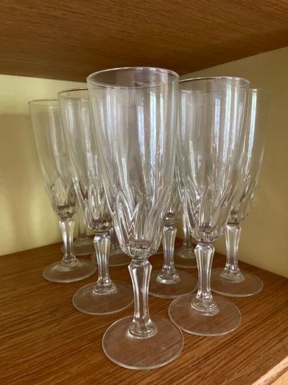 
Partie de service en verre comprenant 10...