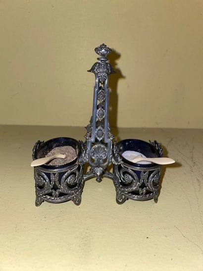Salière double en argent à décor ajouré,...
