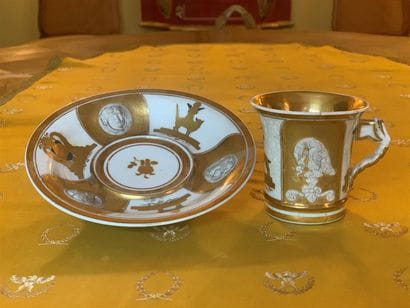 Tasse à col évasé et sa sous-tasse en porcelaine...