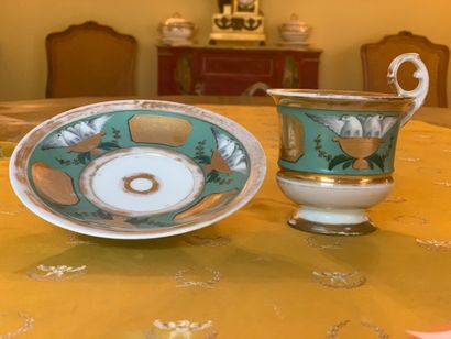 Tasse et sa sous-tasse en porcelaine polychrome...