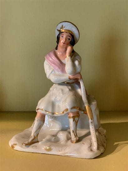 Statuette flacon en porcelaine polychrome...