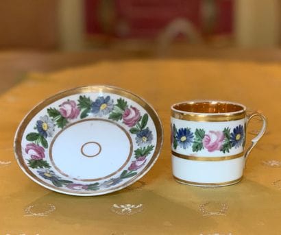 Tasse et sa sous-tasse en porcelaine polychrome...