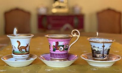 Trois tasses en porcelaine à cols évasés,...
