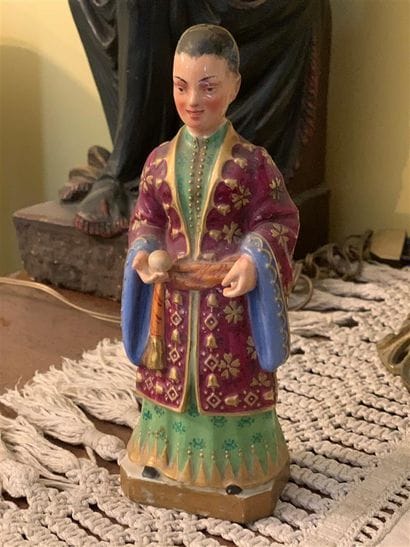 Statuette en porcelaine polychrome et dorée...
