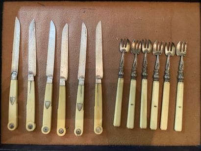 Lot de couverts comprenant :

- six couteaux...