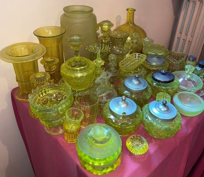 Collection de statuettes, flacons, bougeoirs...