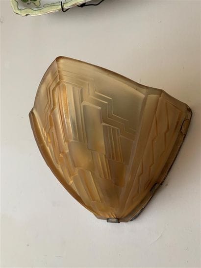 Suite de trois appliques en métal et verre...