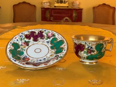 Tasse et sa sous-tasse en porcelaine polychrome...