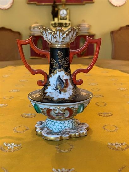 Pot pique-fleurs en porcelaine polychrome...