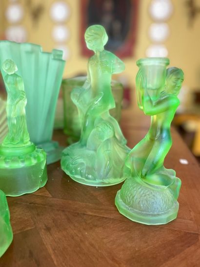 Collection de statuettes, flacons, bougeoirs...