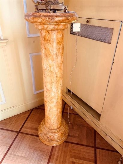 Colonne en bois laqué à l'imitation du marbre...
