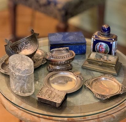 Lot d'objets divers en métal argenté, cristal,...