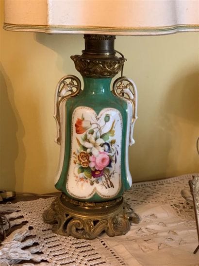 Lampe à pétrole en porcelaine à fond vert...