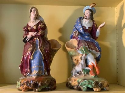 Paire de grandes statuettes-flacons en porcelaine...