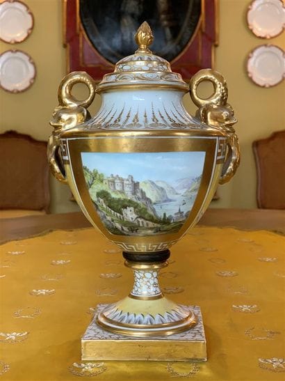 Vase en porcelaine blanche de forme balustre...