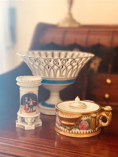 Lot comprenant : une coupe en porcelaine...