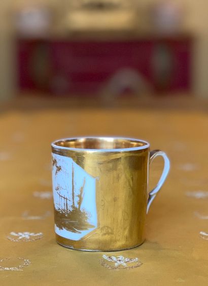 Tasse et sa sous-tasse en porcelaine polychrome...
