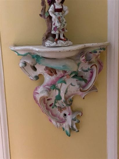 Petite console d'applique en porcelaine polychrome...