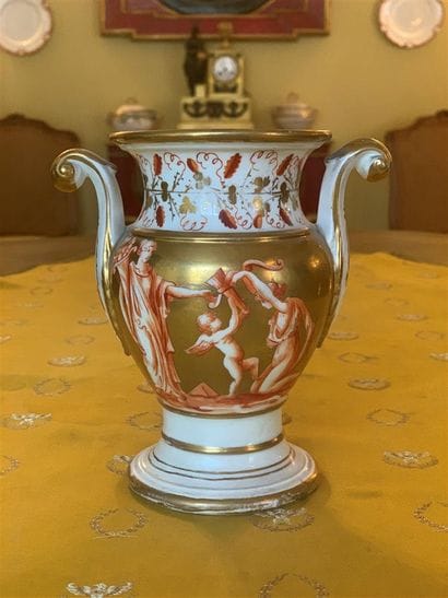 Vase balustre en porcelaine à décor d'une...