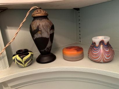 Trois petits vases et une boîte ronde

Provenance...