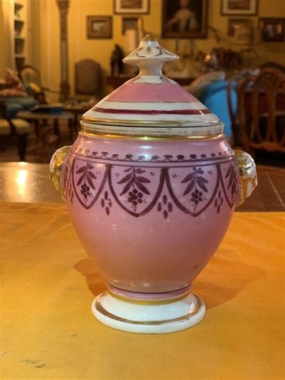 Pot en porcelaine rose et dorée à décor de...