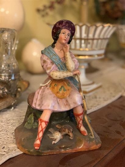 Grande statuette flacon en porcelaine polychrome...