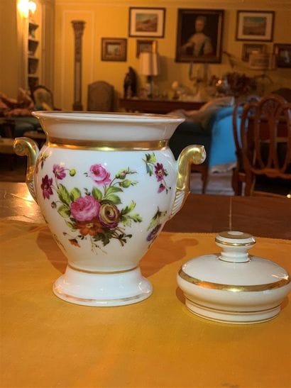 
Pot en porcelaine blanche à décor de bandes...