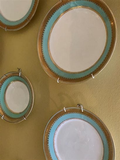 Partie de service en porcelaine blanche à...