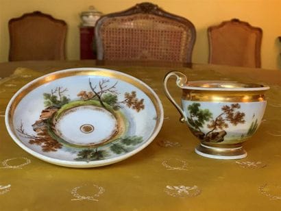 Tasse et sa sous-tasse en porcelaine polychrome...