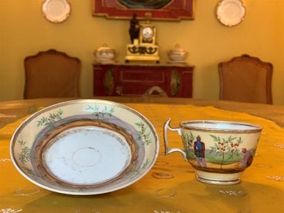 Tasse et sa sous-tasse en porcelaine polychrome...