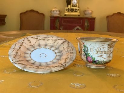 Tasse et sa sous-tasse en porcelaine polychrome...