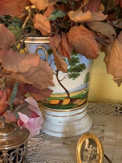 Pot à fleurs en porcelaine à décor polychrome...