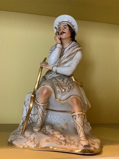 Grande statuette flacon en porcelaine représentant...