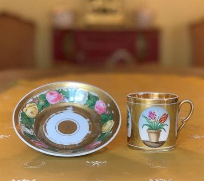Tasse litron en porcelaine polychrome et...