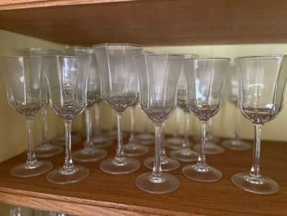 
Partie de service en verre comprenant 10...