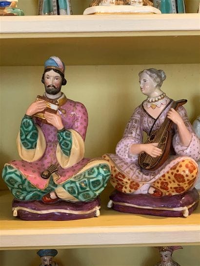 Paire de flacons statuettes en porcelaine...