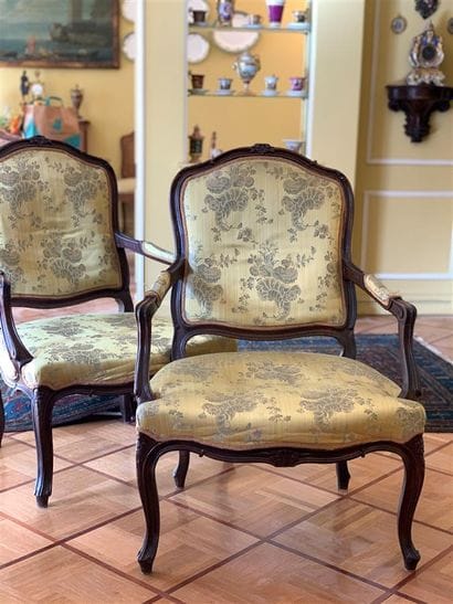 Paire de fauteuils en bois naturel sculpté...