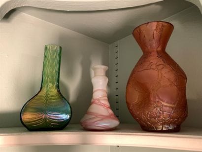 Trois petits vases en verre irisé

Circa...