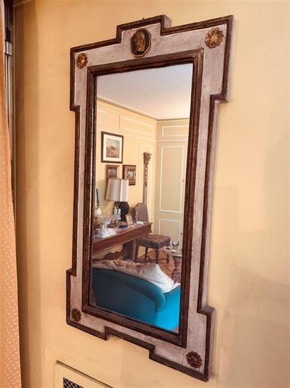 Paire de miroirs en bois sculpté, laqué et...