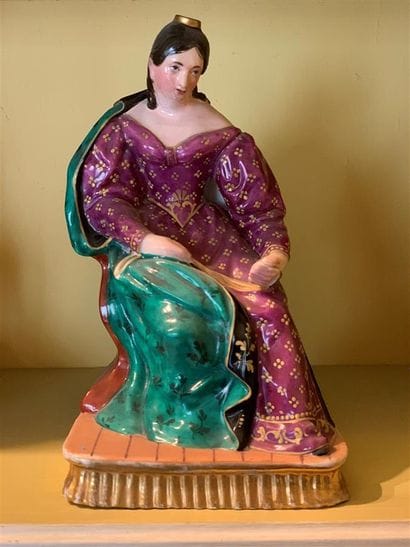 Statuette flacon en porcelaine polychrome...